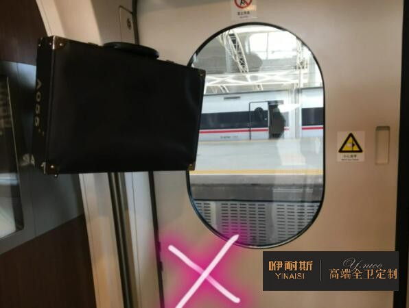 平穩(wěn)放置物品，較重的物品應放置在浴室柜底柜底層;吊柜內不易放置過重物品