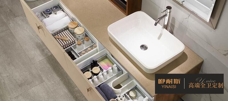 掛墻式浴室柜半開放設(shè)計，儲物空間強(qiáng)大;開放式貨架是將日常用品變成裝飾品的好方法，拿取便利，同時也豐富了衛(wèi)生間的收納。